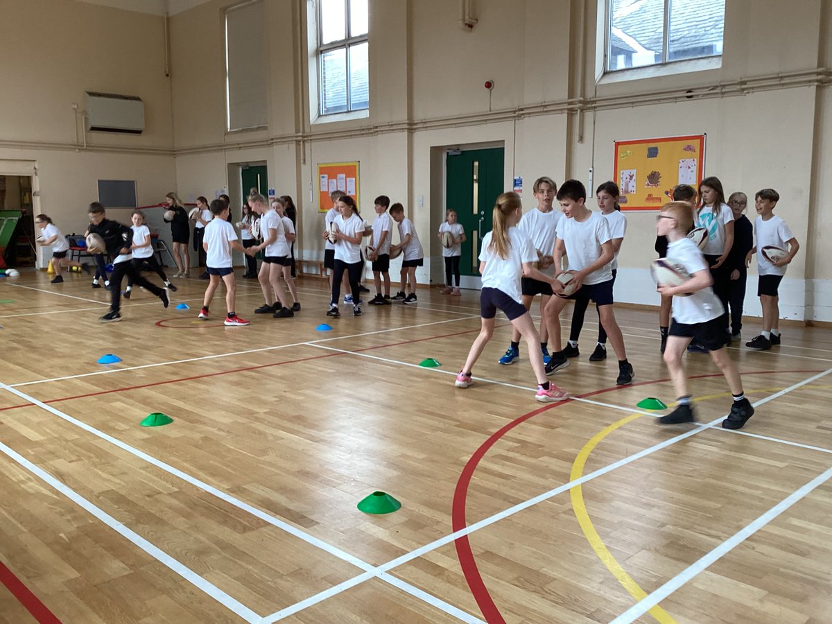 BroughPrimaryPE's tweet photo. Y5/6 - The children loved our recent PE session with Hull FC where the focus was on invasion. There was  plenty of impressive footwork and ball handling on show! 🏉 🏃‍♀️🏃‍♂️ https://t.co/VlYciDF2q3