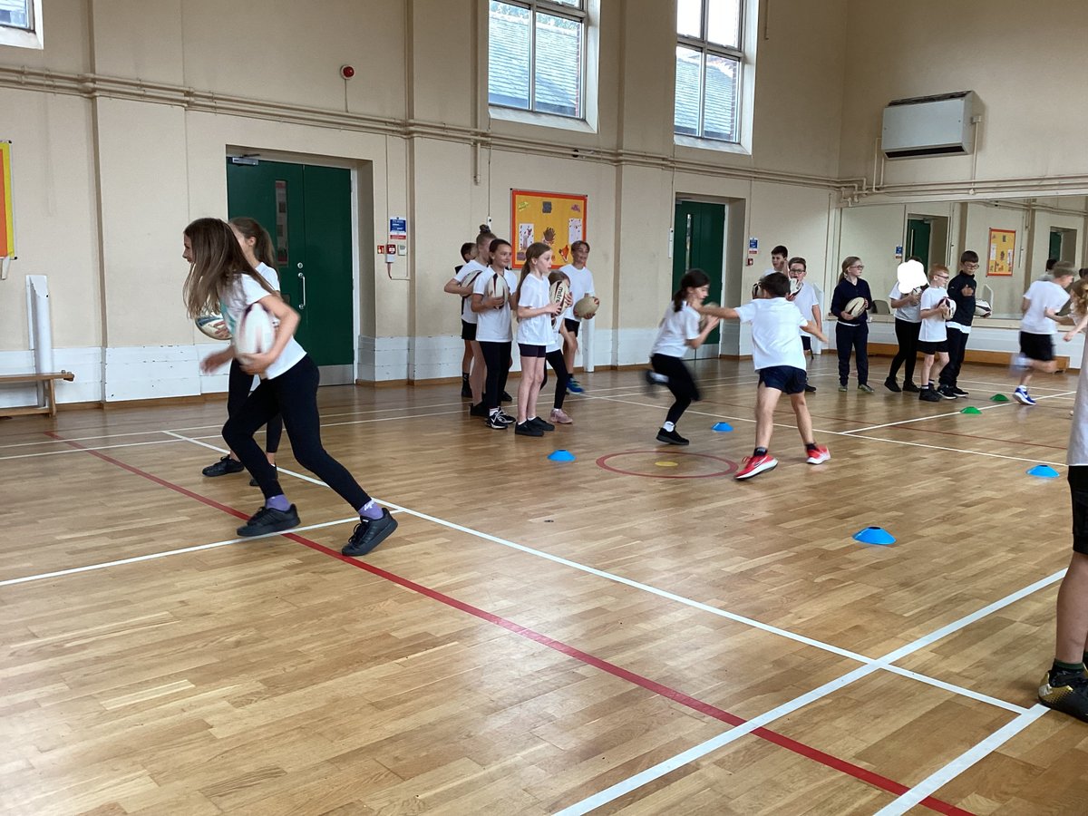 BroughPrimaryPE's tweet photo. Y5/6 - The children loved our recent PE session with Hull FC where the focus was on invasion. There was  plenty of impressive footwork and ball handling on show! 🏉 🏃‍♀️🏃‍♂️ https://t.co/VlYciDF2q3