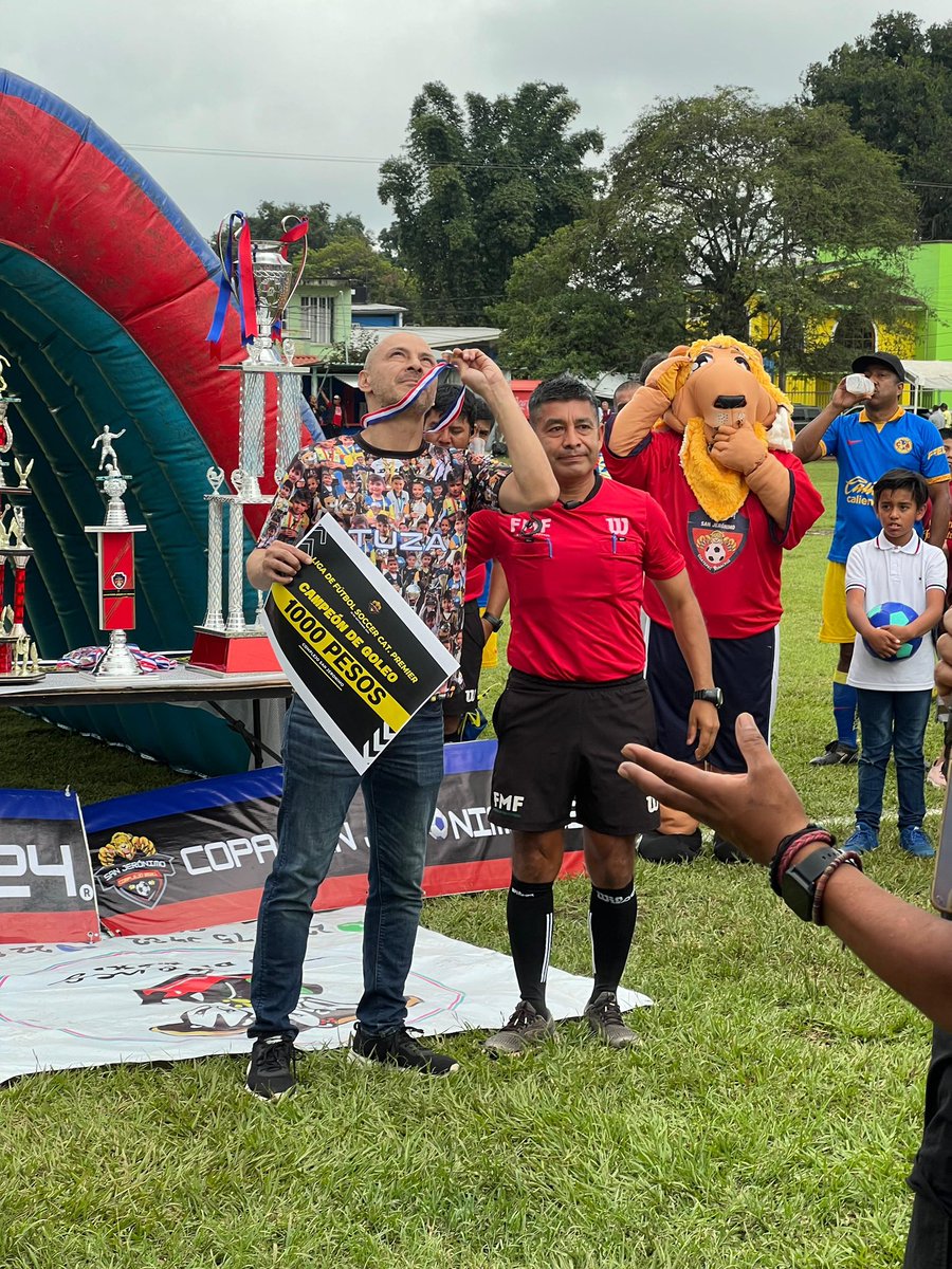 Lo hicimos juntos Betito 🥅 ⚽️ un campeonato de goleo 🏆 en el que cada Gol estuviste junto a mi 🙏🏻 #CampeonDeGoleo#40Goles #PapaDeBetoGol #TorneoSanJeronimoPremierCoatepecVer.
