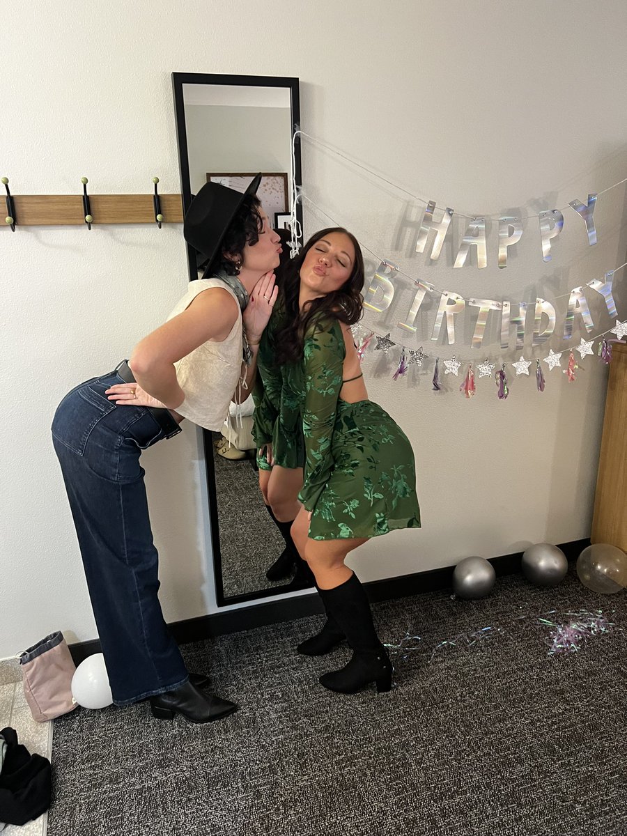 memyselfandmel_'s tweet photo. 🤞🏼✨💃🏼🎶🪩🖤 https://t.co/CZ6mgWBEL6