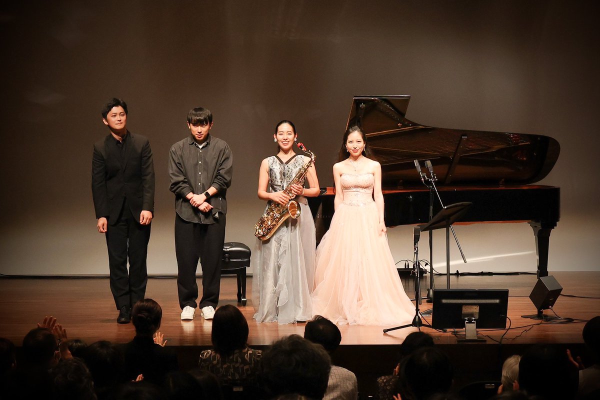 そして第3部はガーシュウィン × モンドリアン。

ジャズを愛したモンドリアンの絵に合わせて、ガーシュウィンのPorgy and Bessからピアノソロに編曲したものを🎹

「リンゴの樹」の連作には、絵画が抽象化していく過程を即興演奏で表現しました。

素晴らしい共演者と支えて下さった皆様に感謝です🥰