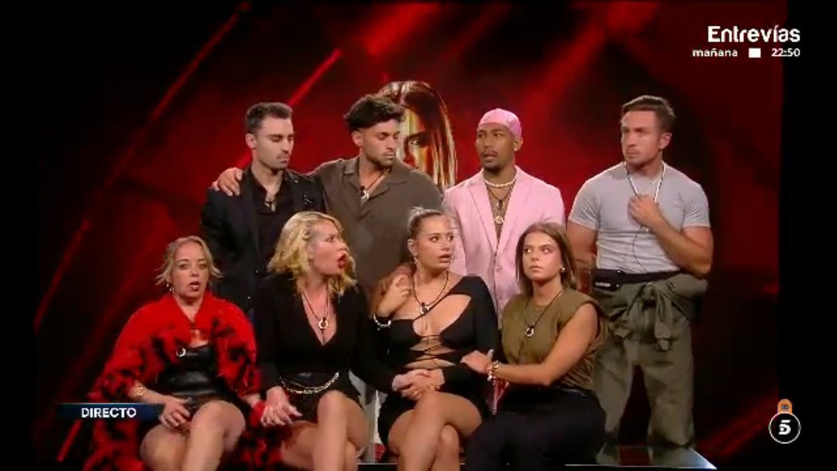 Manuestor's tweet photo. Que gran noche de caras! 
Las caras Juan! Sigue grabando las caras! #GHDBT4 #GH30S #GH29S https://t.co/JFlTn24C9e