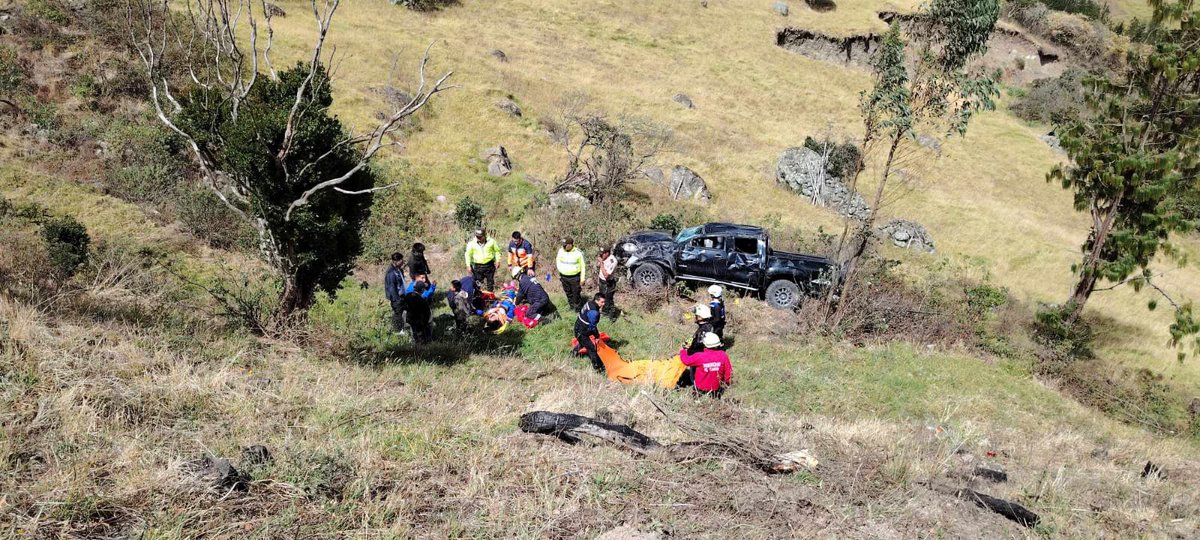 🚨#AccidenteTransito🚨
En la mañana de hoy acudimos a un accidente de tránsito, Alfa  1 , carro de rescate , con 6 bomberos, sector altarhurco  panamericana,  camioneta cae  100 metros , con dos ocupantes,  se recupera , estabiliza y traslada a Hospital  Luis F Martínez .