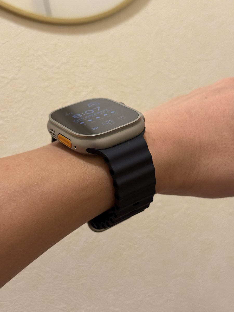HAL321's tweet image. 最近Apple Watch ultra2を買いまして（今更）つけ始めたら満足感高すぎて最近こればかりです😉
もともと8は使っててultra3が出たら買う予定だったんですが出なかったので我慢できずに🤤
普段パネライ使っていたからか大きさも気にならず機械式より軽いので快適です！バンドの付け替えも楽しい笑