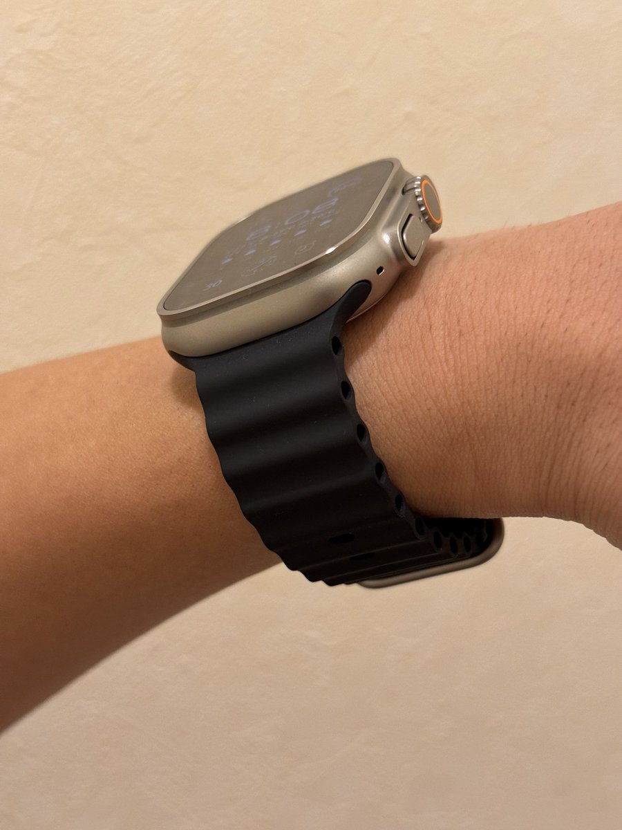 HAL321's tweet image. 最近Apple Watch ultra2を買いまして（今更）つけ始めたら満足感高すぎて最近こればかりです😉
もともと8は使っててultra3が出たら買う予定だったんですが出なかったので我慢できずに🤤
普段パネライ使っていたからか大きさも気にならず機械式より軽いので快適です！バンドの付け替えも楽しい笑