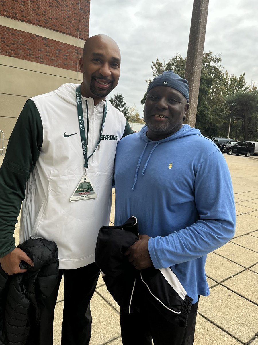 saddiwashington's tweet image. @WMUMBB look who I ran into this wknd. Non other than @Ebonsanders his squad was a big reason I chose to call Kalamazoo home. Great bumping into my guy 
#GoBroncos 🐴