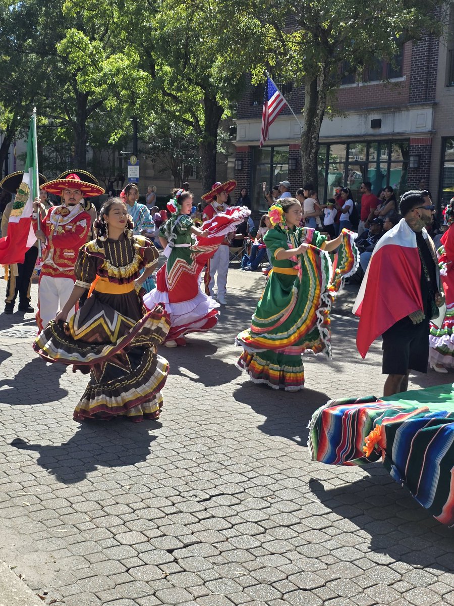 Ambassador teachers and families at Fayetteville Folk Festival! So happy to meet and share cultures!🌎🇦🇷🇨🇴🇲🇽🇪🇸 <a href="/ParticipateLrng/">Participate Learning</a> #UnitingourWorld