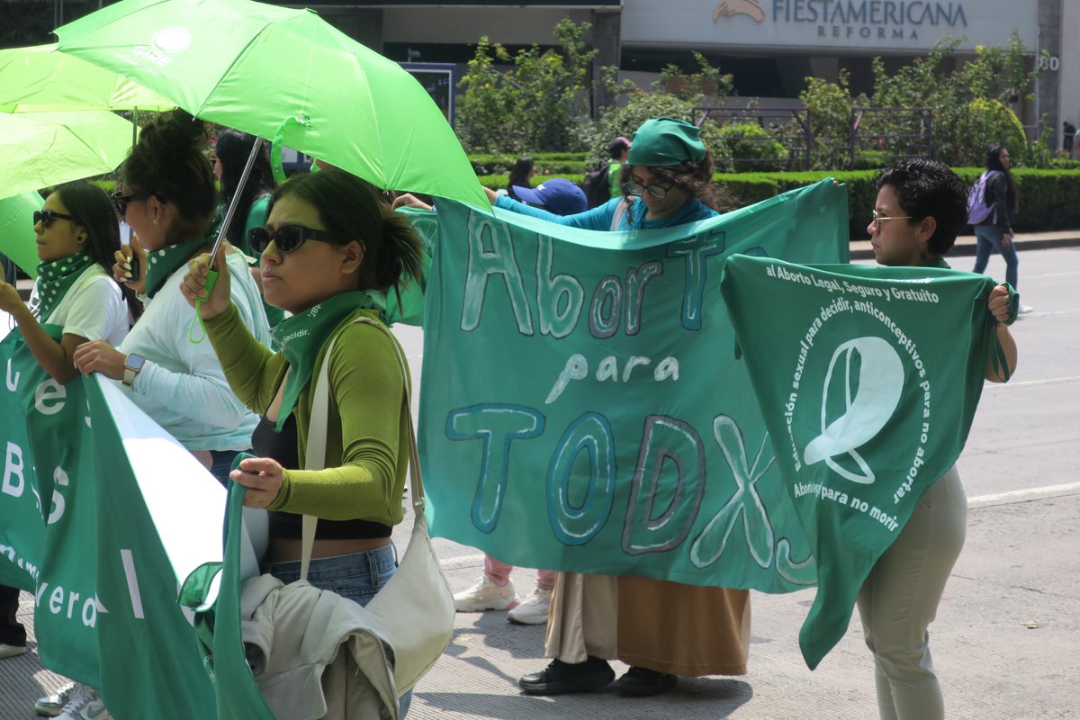 Die Aktivistin mit dem Banner #aborto para todxs (#abtreibung für alle) gehört zur mexikanischen Frauenrechtsorganisation #mareaverde. Dank ihnen ist Abtreibung in ganz Mexiko straflos. Nun wollen sie sie als Recht ins Gesetz einzutragen und sind damit gleich weit wie die Schweiz