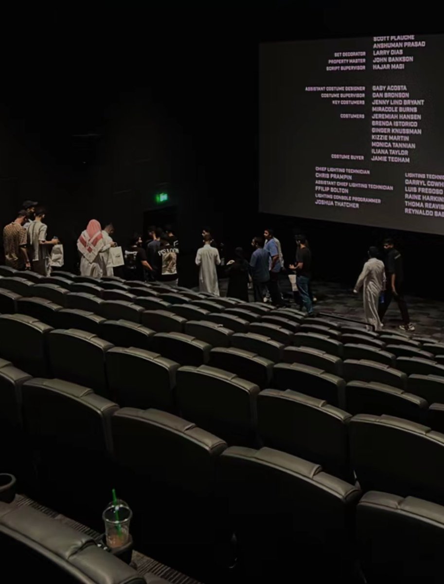 ALLLLLD's tweet photo. الفلم انتهى منذ زمن وانت لازلت تجلس على المقعد 
تراقب الشاشه السوداء فقط لانك لم ترى كلمة 
" النهاييية " https://t.co/ToDZreUZpv