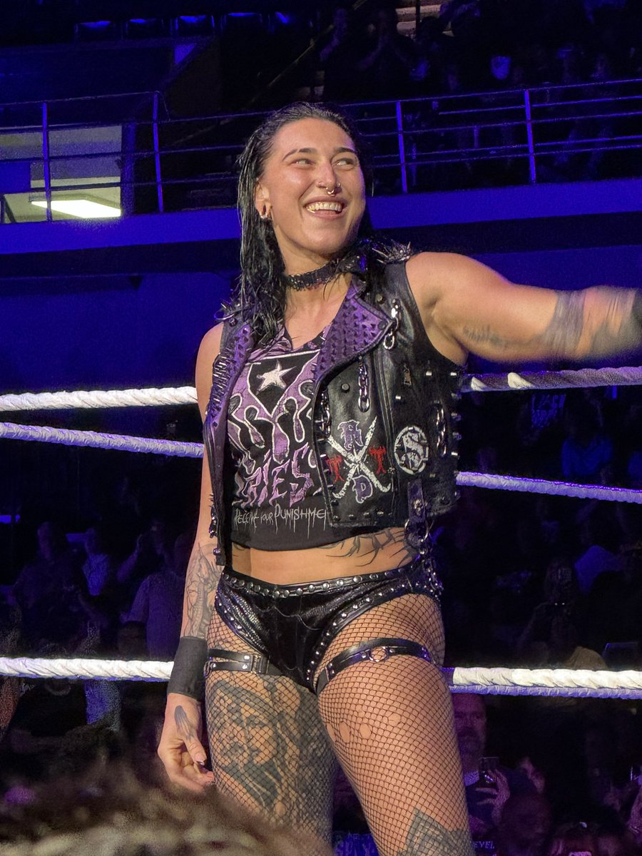 42crownHOLDER's tweet photo. 😮‍💨🔥🔥🔥#mami #wwehuntsville https://t.co/XtbT2eHgsE