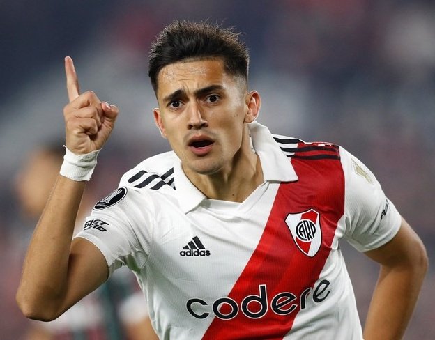 Se van a hacer los boludos o van a decir algo de lo BIEN que entró Solari? Arrancó jugando de lateral y defendiendo. Después subió, metió tres pases gol al pie de los delanteros y en velocidad no lo alcanzaba nadie. Está resurgiendo la variante que nos falta, jugador copero.