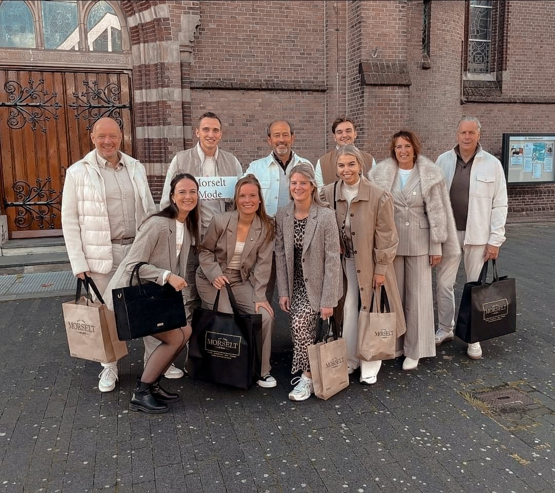 MorseltMode's tweet photo. Zie ze shinen... Onze toppers van de modeshow vandaag in Borne! Het was een fantastische dag, ook dankzij deze mooie mensen. Thnxxx allemaal. 💋
#morseltmode #borne #oldenzaal #men #women #koopzondag #toppers #fashion #modeshow #friends https://t.co/fwhwyekZLY