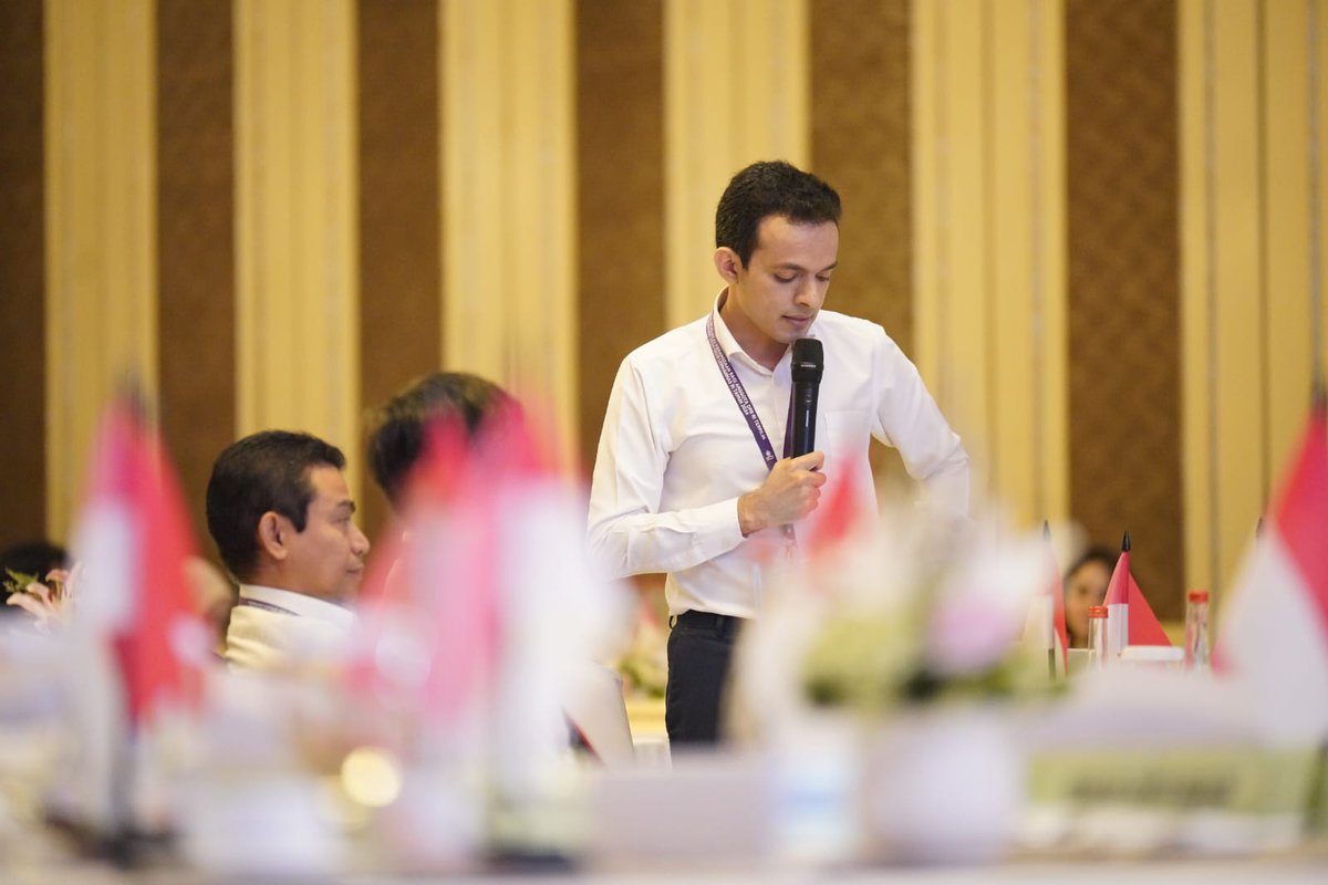 Gamal_Albinsaid's tweet photo. ANGGARAN PENDIDIKAN KITA SUDAH 20% DARI APBN, NAMUN KENAPA KUALITAS PENDIDIKAN KITA MASIH TERTINGGAL?

Indonesia adalah salah satu negara dengan belanja pendidikan yang besar di Asia. Belanja pendidikan tersebut meningkatkan akses terhadap pendidikan, namun indikator kinerja pendidikan masih sangat tertinggal.

Apa yang bisa kita lakukan?
1.⁠ ⁠Realokasi anggaran fokus pada prioritas kualitas pendidikan berbasis indikator kinerja pendidikan,
2.⁠ ⁠Redefinisi, klasifikasi, dan pembuatan pedoman anggaran pendidikan,
3.⁠ Pembagian dan harmonisasi peran, tugas, dan fungsi pemerintah pusat, daerah, dan an⁠tar kementerian-lembaga,
4. Monitoring dan evaluasi kinerja anggaran pendidikan kementerian, lembaga, dan TKDD secara akuntabel.
