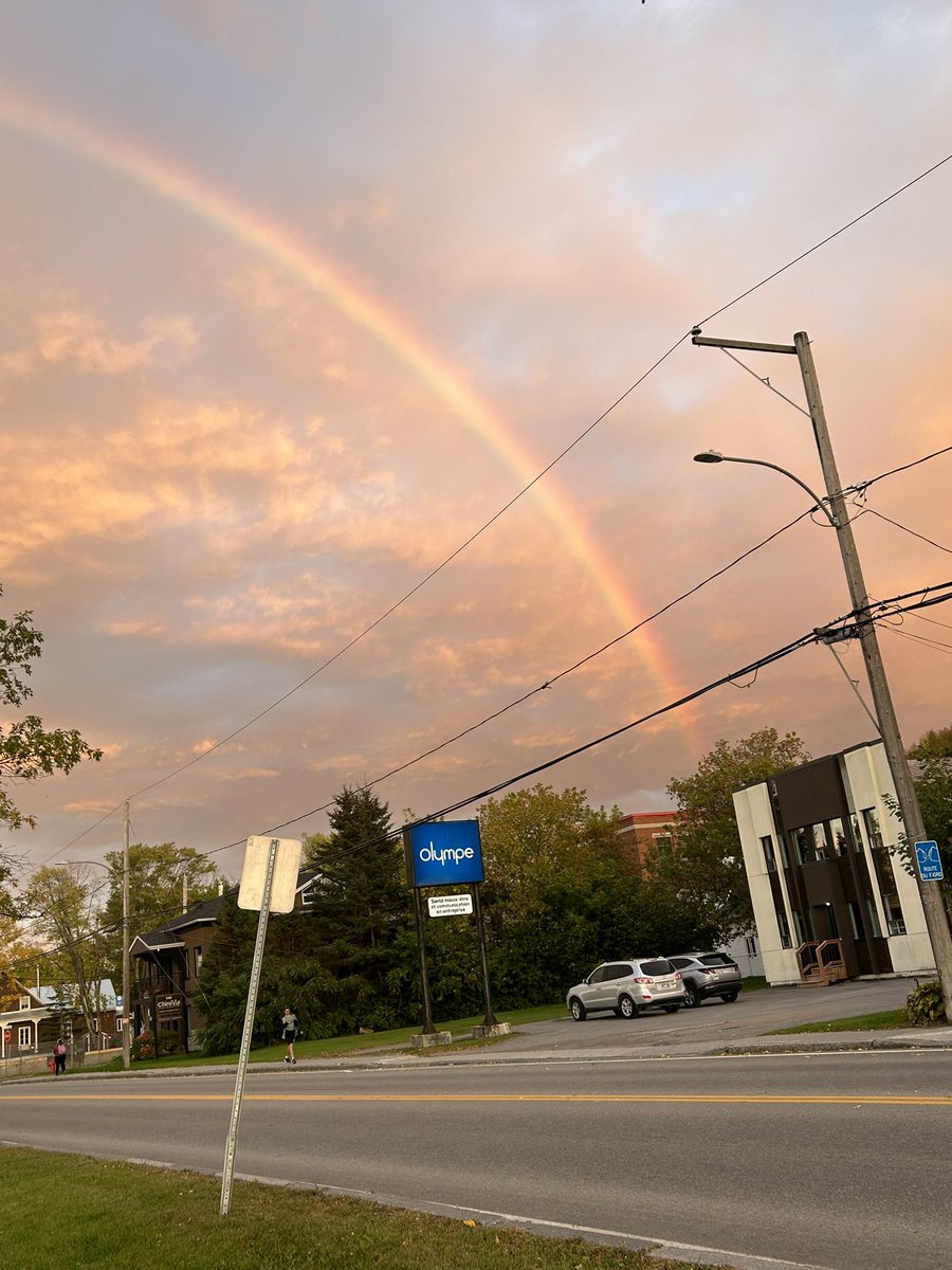 Shannaille's tweet photo. @Elo_says Depuis le Canada, Olympe se manifeste pour ce jour d’anniversaire à toute votre famille ✨🌈 https://t.co/jTJO7TtFcL