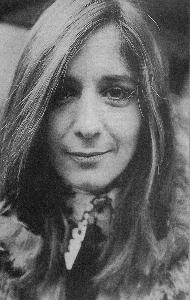 “Tenhalığı seviyorum. 
Sık görüşülmeyen ama bağı da koparılmayan dostlukları. Sakin mekanları, az rastlanılmayı, kendimle kalmayı, kendimi saklamayı ve de sınırlarımı.”

—Tezer Özlü