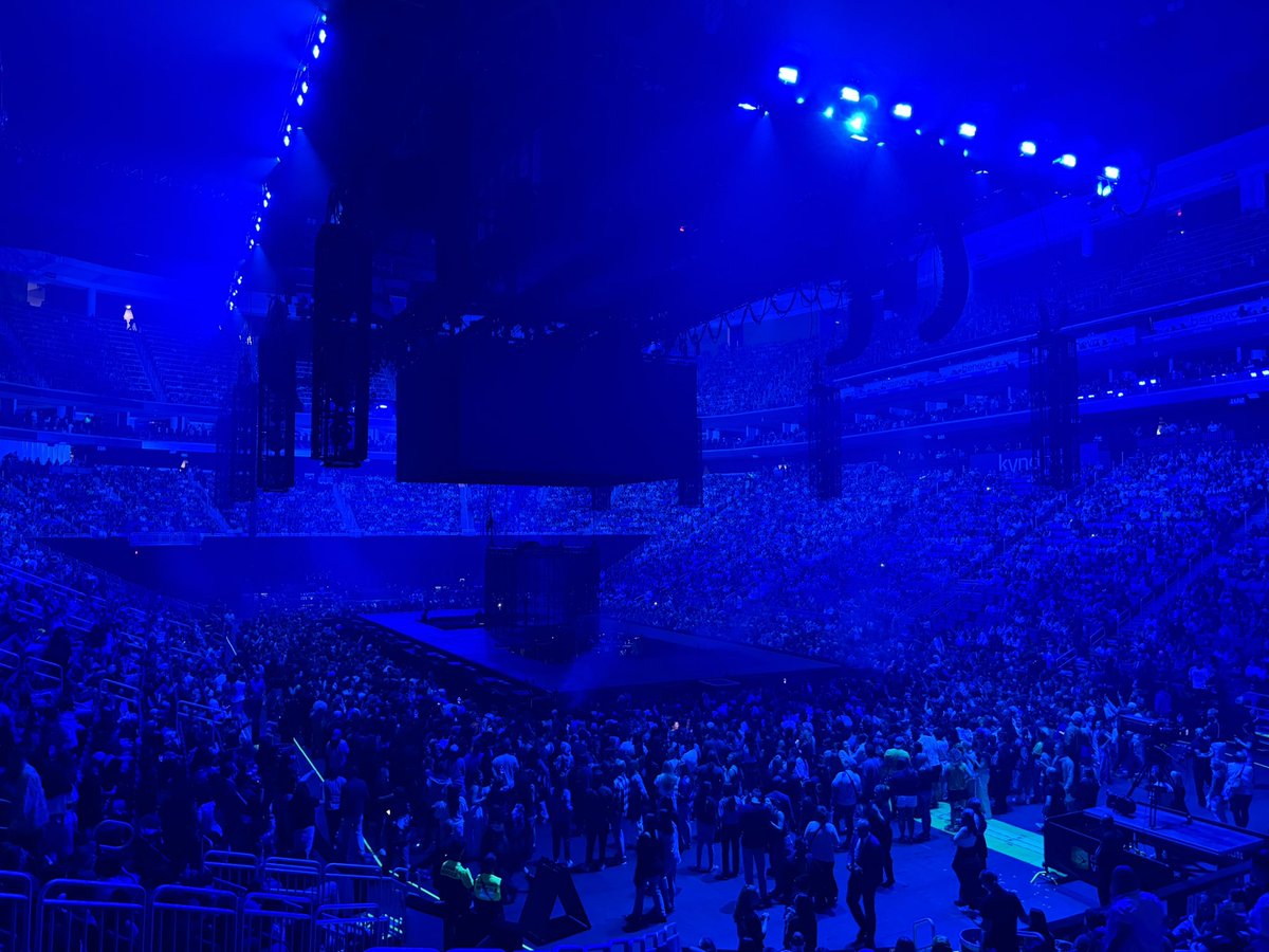 johnage's tweet image. We’re in Quebec for the opening night for Billie Eilish and the energy is chaotic (in a good way). It’s fun when no one knows the setlist or what will happen. A centre stage is fun too.