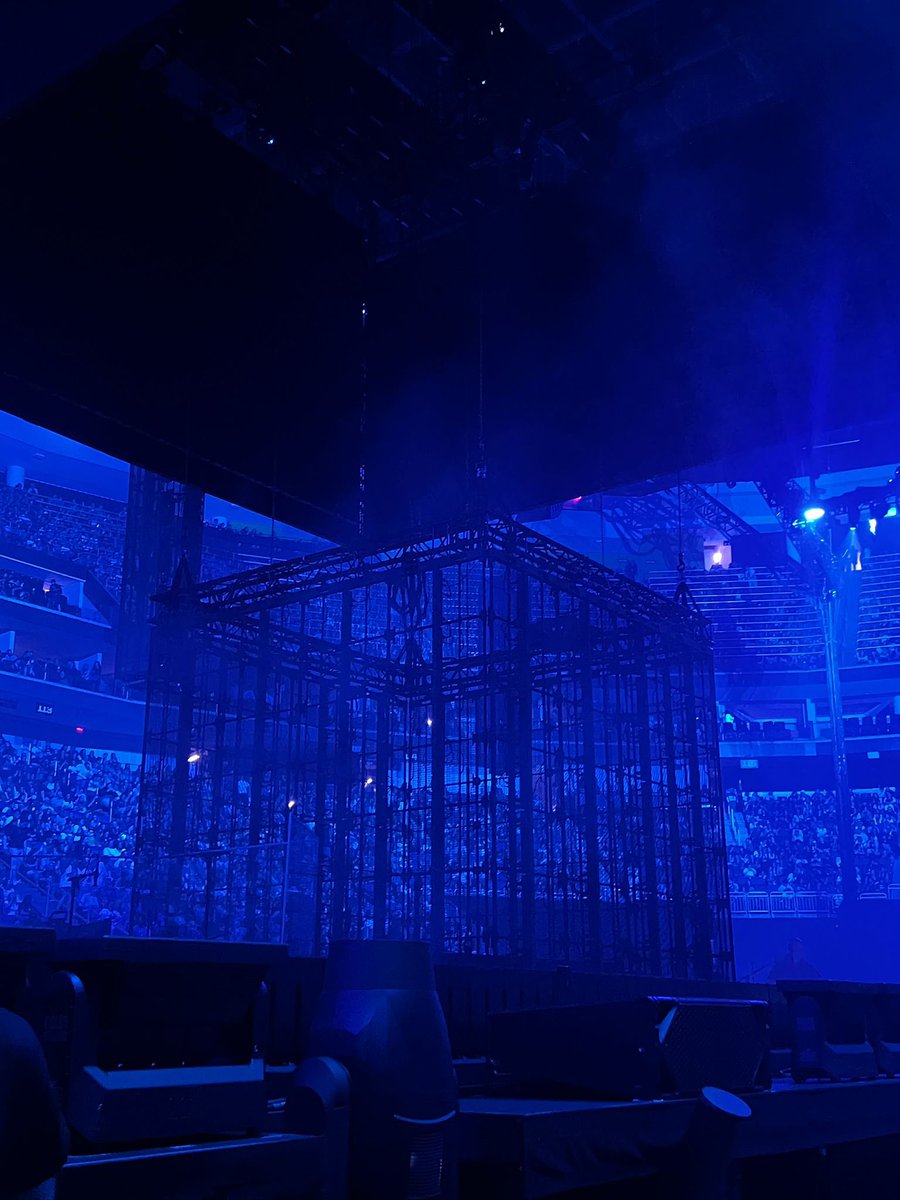 billieeilishtrs's tweet image. #HARDANDSOFTQuebec: A cage has been lowered onto the stage at the @centrevideotron in Quebec, Canada. 👀