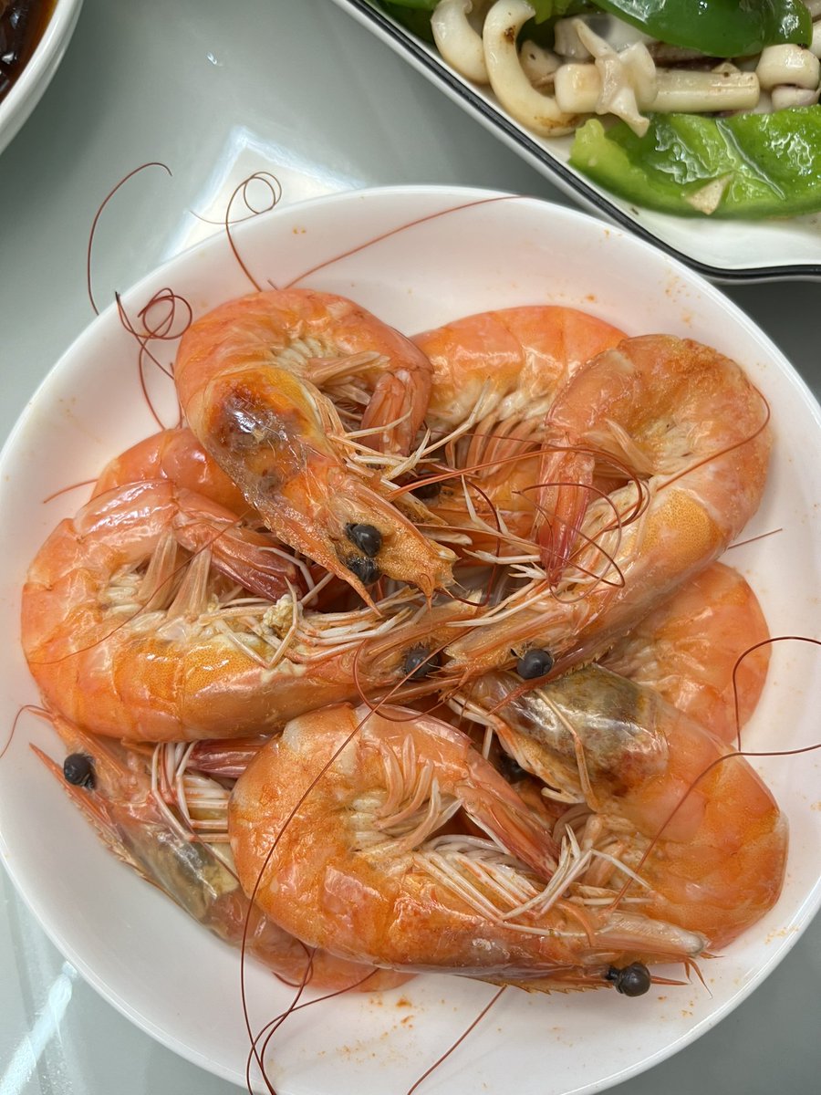 7xiaoxin's tweet image. 糖醋排骨，白灼虾，甜椒炒鱿鱼！小露一手，昨天中午的红烧鱼，青椒肉丝忘记拍了🧐🧐🧐