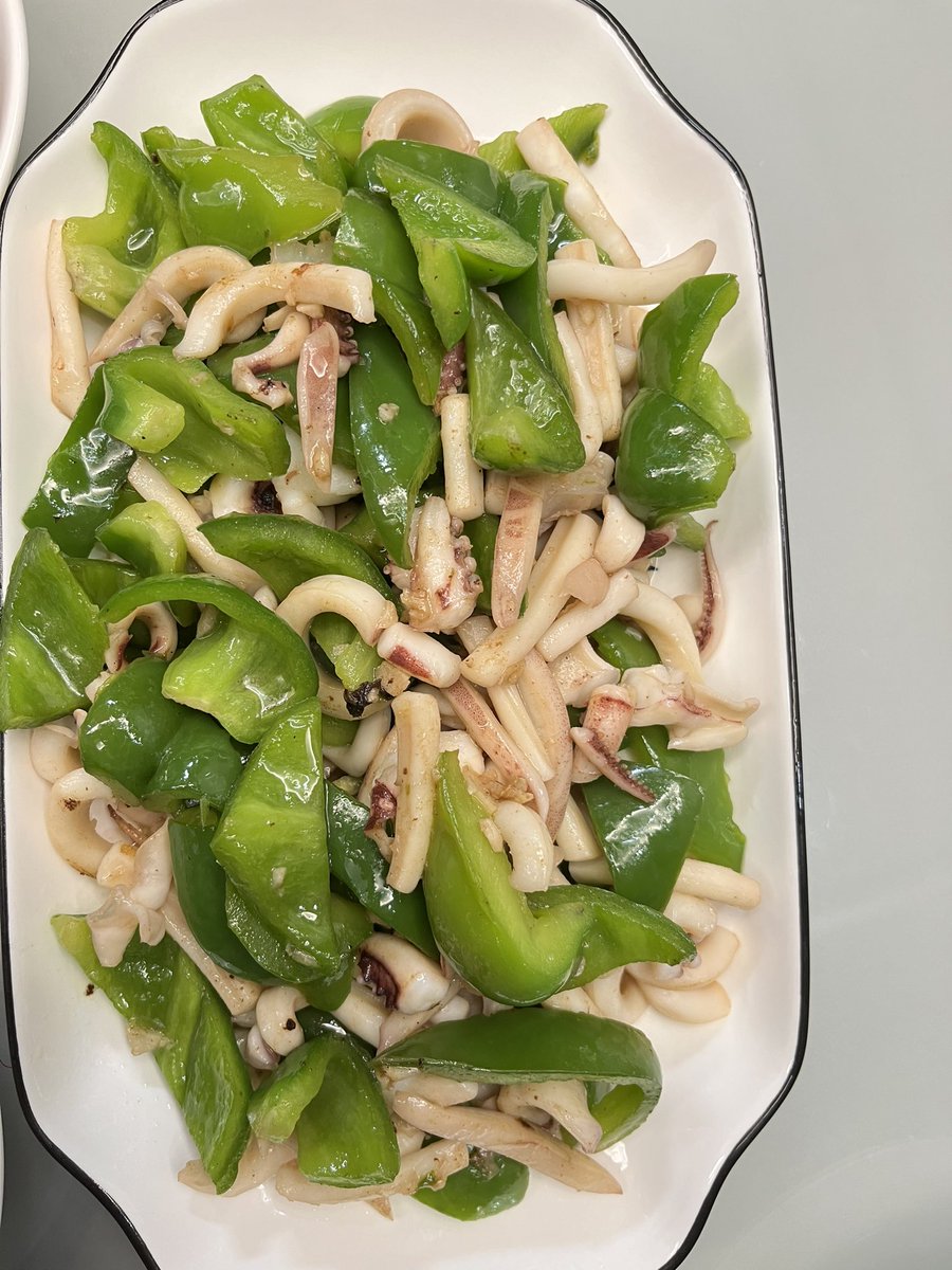 7xiaoxin's tweet image. 糖醋排骨，白灼虾，甜椒炒鱿鱼！小露一手，昨天中午的红烧鱼，青椒肉丝忘记拍了🧐🧐🧐