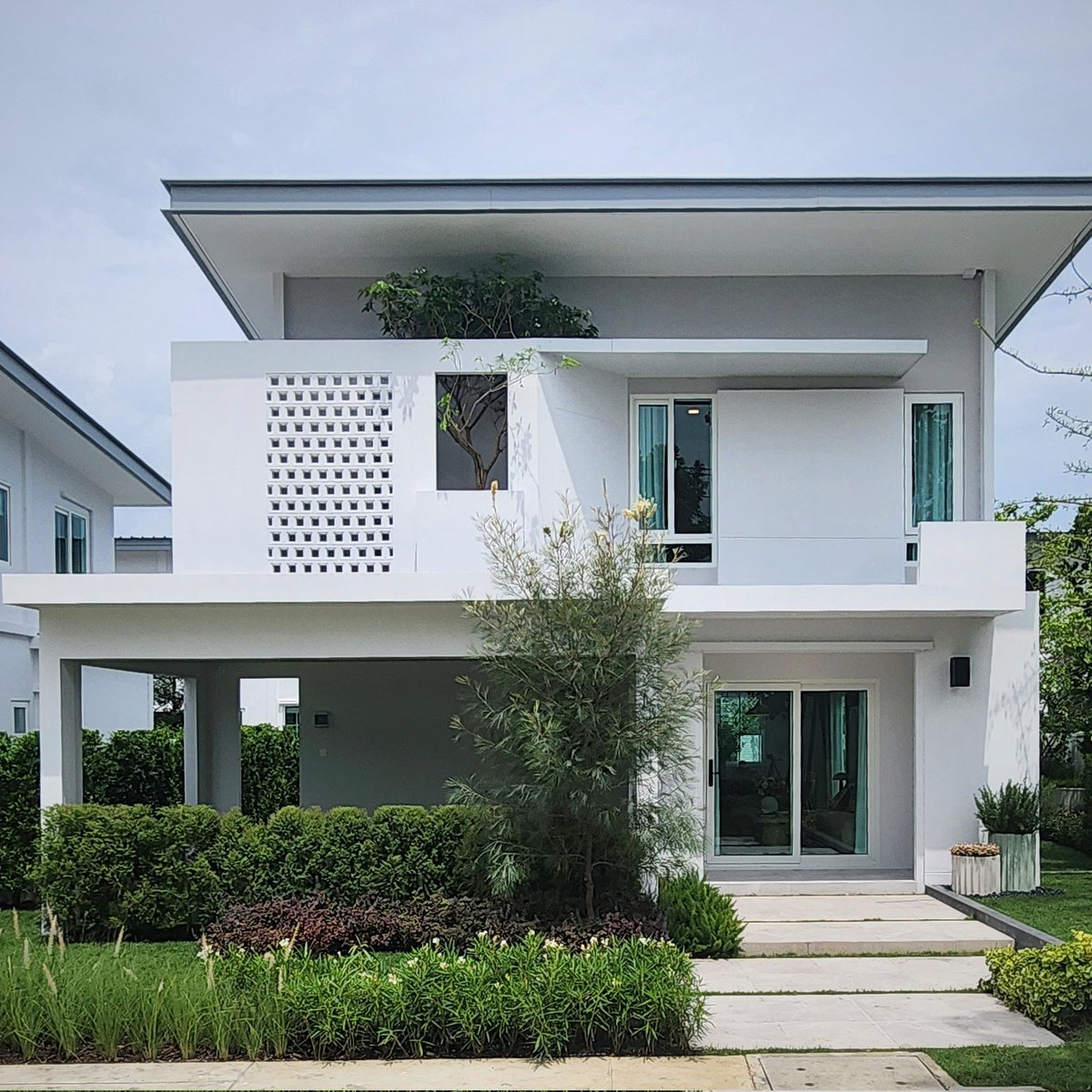 ThinkOfLiving's tweet photo. บ้านแบบนี้ราคาเริ่มต้น 5.9 ล้านบาท พามาชมบ้านเดี่ยวแบรนด์ใหม่สไตล์ Modern Minimal จาก Land &amp; Houses  📍vie ทางด่วนรามอินทรา-วงแหวน

คลิป https://t.co/fDMwly9gHf https://t.co/LQyFV0U2Fp