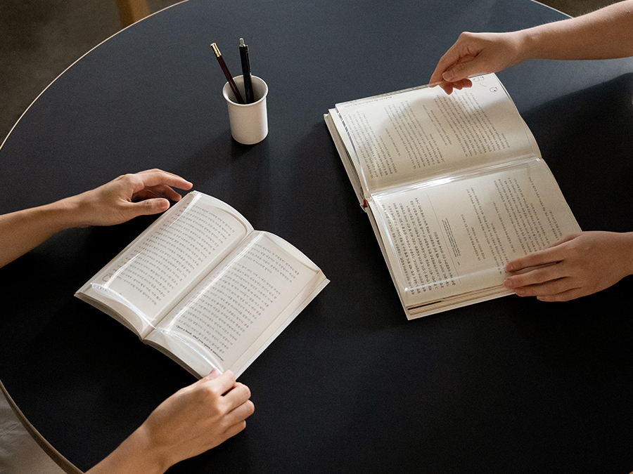 yes24_official's tweet photo. [예스24 X 포인트오브뷰]
나야, 필사-아이템. 두 손이 자유로워지는 독서!

📖 페이퍼 아크릴 문진 (2 size)
#RT + #팔로우 1분께 이 굿즈 보내드려요!
(10/14 타래로 당첨자 발표)

👉 10월 예스굿즈 전체보기 ▶https://t.co/NAA3C9wyW7 https://t.co/WKThnbzEjx