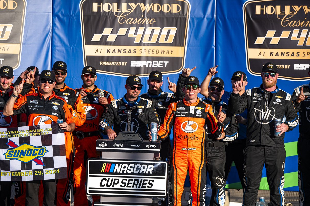 QuakerState's tweet image. @RossChastain takes the 🏁at the #HollywoodCasino400 at Kansas Speedway  #EnergizeYourEngine