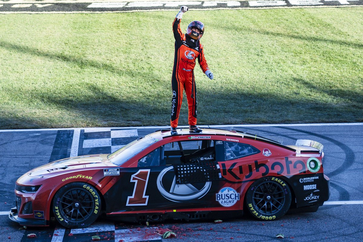 QuakerState's tweet image. @RossChastain takes the 🏁at the #HollywoodCasino400 at Kansas Speedway  #EnergizeYourEngine