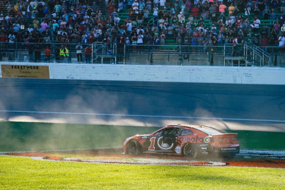 QuakerState's tweet image. @RossChastain takes the 🏁at the #HollywoodCasino400 at Kansas Speedway  #EnergizeYourEngine