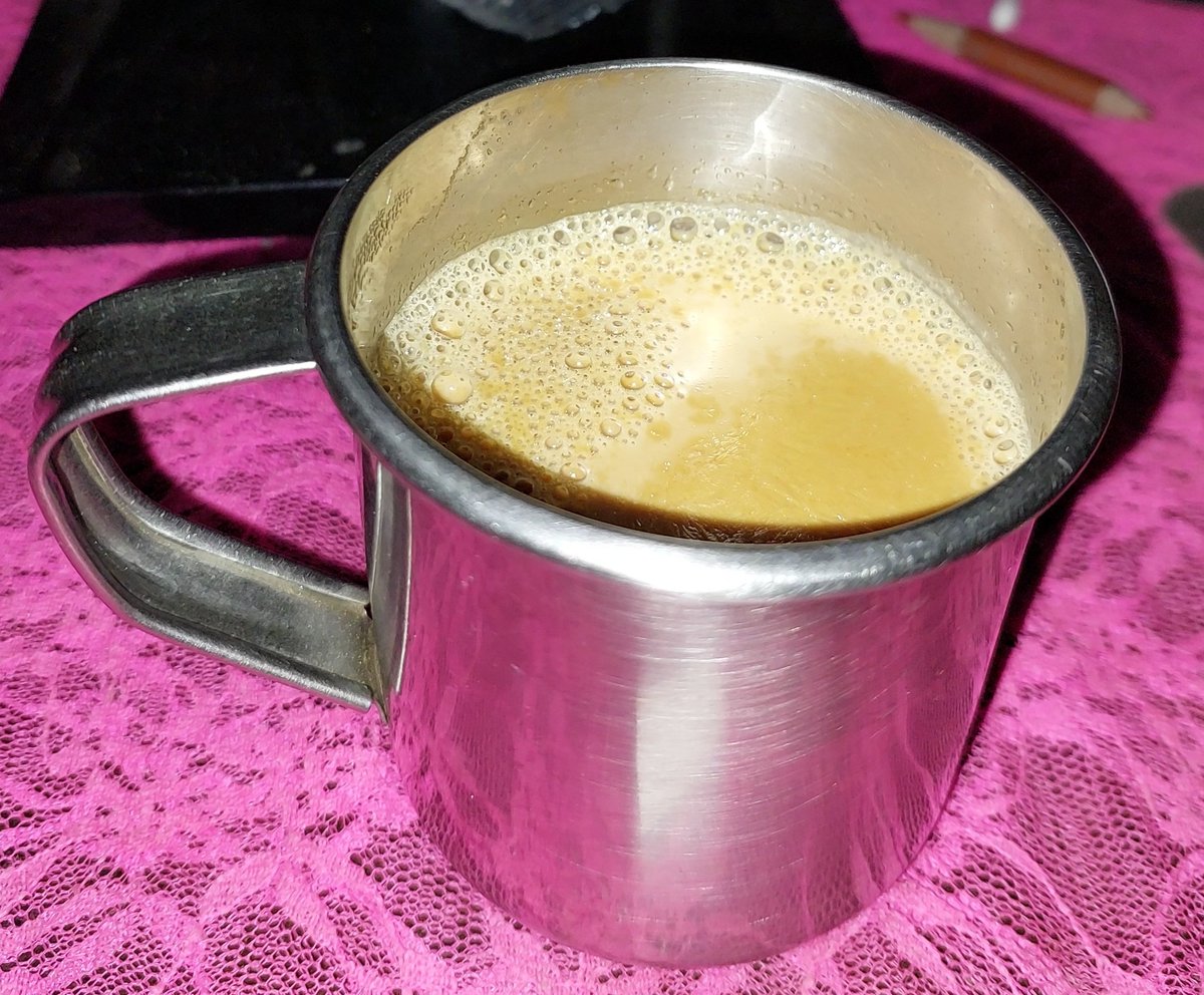 मिलो कभी चाय पर फिर कोई किस्से बुनेंगे, तुम खामोशी से कहना, हम चुपके से सुनेंगे..!!🖤
#GoodMorning #tea #shayri