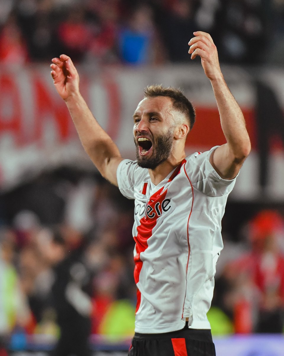 turcocarp's tweet photo. Hay jugadores con jerarquía. Otros con contagio. Otros con rebeldía. Otros que tienen dos pelotas grandes como Monumental. Otros que dejan la vida siempre por el escudo que aman. Y después está Germán Alejo Pezzella, que es el cúmulo de todo eso. El emblema del River de Gallardo. https://t.co/1pfo1SgdGt