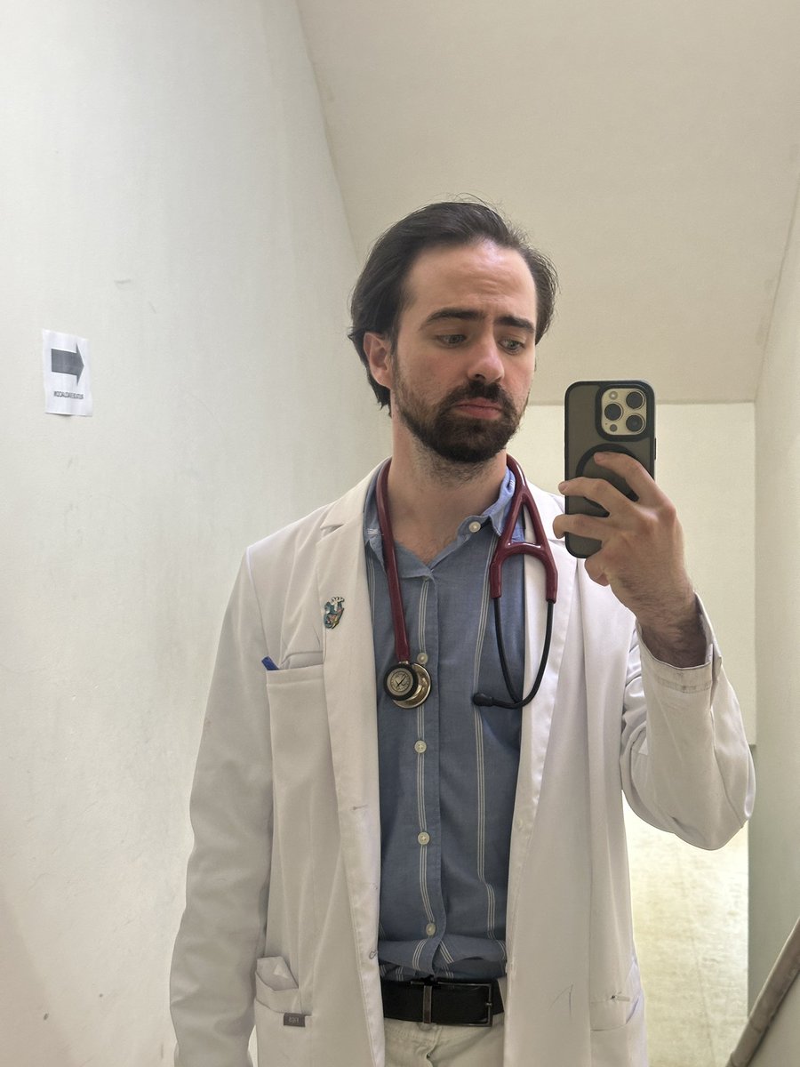 alvaroriojas's tweet photo. Estas dos personas no se topan.

De guardia en el hospital 🫀🏥 / De post guardia en una boda 🍸😎 https://t.co/TExZCP1wQL