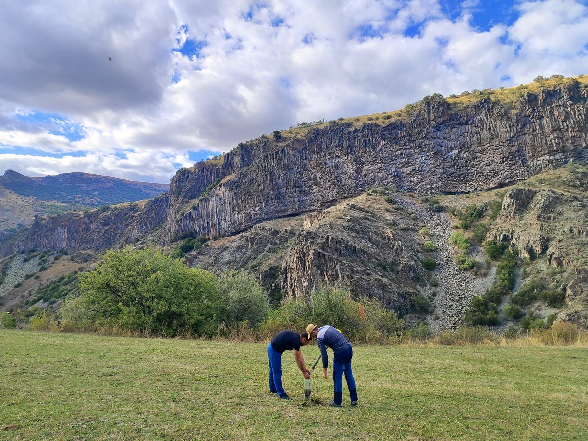 CENS_Ecocenter's tweet photo. 🌿The expedition of #CENS has successfully completed the regional-scale geochemical extraction of soils of the Vayots Dzor region of Armenia.
🔜🔎Next, preparation and analysis of samples is planned.
#CENS #environmentalgeochemistry #VayotsDzor https://t.co/MKbA2q2Jzn