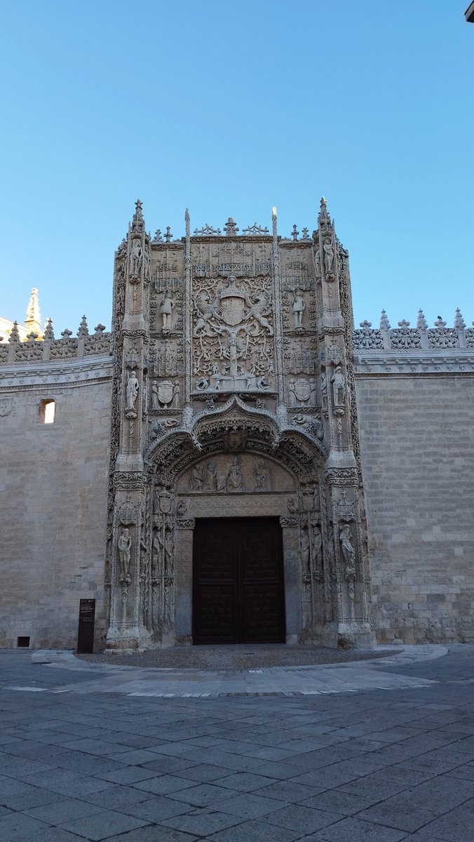 MuseumSummary's tweet photo. @IsabelRuizS @MuseoEscultura Las piezas sí son del @MuseoEscultura, pero la fachada es de la vecina iglesia de San Pablo. 

Ésta es la portada monumental del Colegio de San Gregorio, sede principal del Museo 👇🏼 https://t.co/kLmoKmK99J