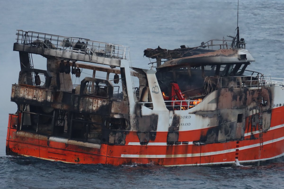 KV Bergen bistår med havaribekjempelse på norsk tråler som har kommet i brann i Nordsjøen. Mannskapet er evakuert i god behold.