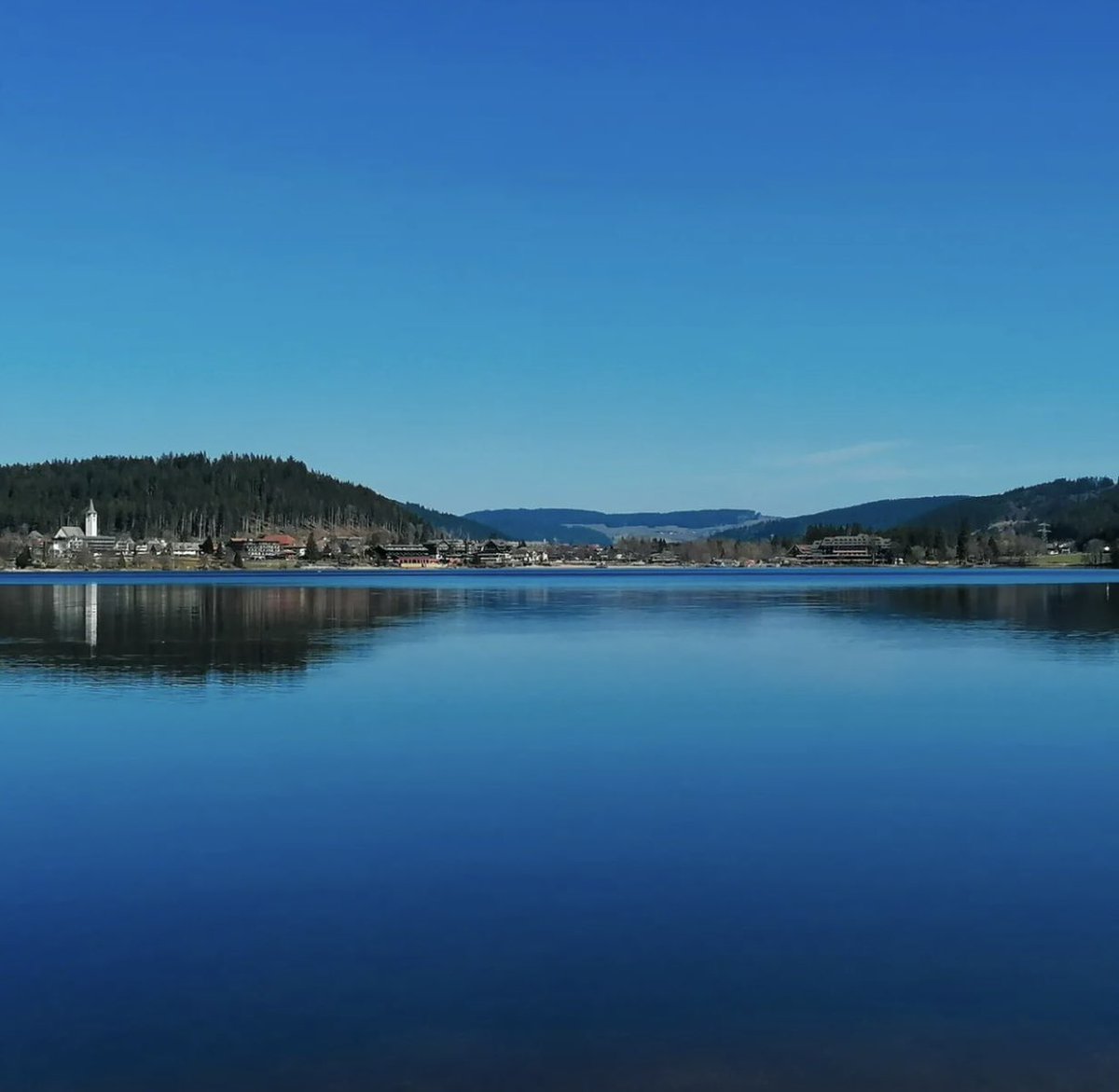 meedya's tweet photo. Up up and away into the #BlackForest to visit #Titisee, nestled by a lake. Dramatically different to the Rhine’s riverside towns, it’s not unlike the Highlands of Scotland - except there are vineyards! https://t.co/oGY75Ouiau