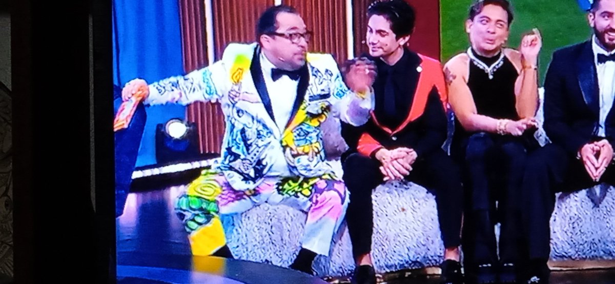 aprendecontic's tweet photo. #LaCasaDeLosFamososMx Y no podía faltar, para cerrar con broche de oro... ¡Una horrible sentada del Borrego Nava!!! Comparen los sentados de otros chicos.... https://t.co/EjLaSHWIK5