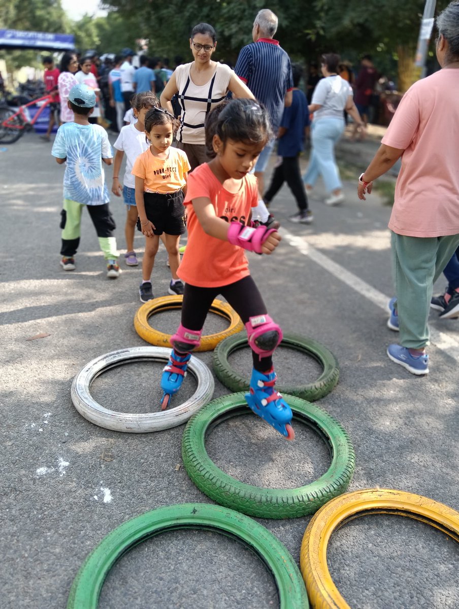 What a day!🏃‍♂️🚴‍♀️
#RaahgiriDay on #WorldHeartDay was a massive success!

With <a href="/ManipalHealth/">Manipal Hospitals</a> leading the charge, we turned the street in Dwarka (#Delhi) into a vibrant, car free celebration of #health, #movement, and #community.

From #Zumba to #cycling, #walking, #dancing, #yoga,