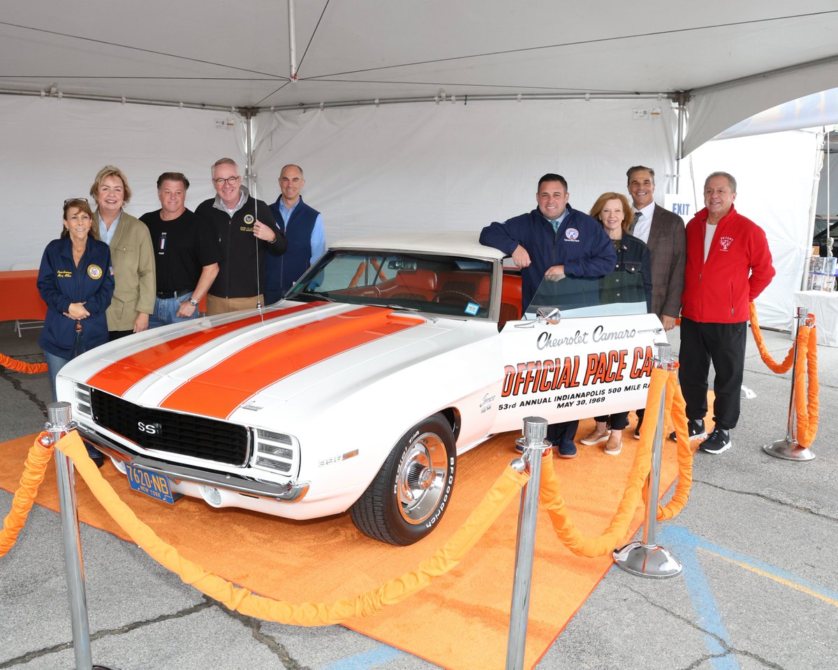 RepDesposito's tweet photo. Awesome afternoon @TOHClavin's at #FallFinale Car Show in #PointLookoutNY!
Hundreds of classics, thousands of spectators and some world renowned car experts!
Great to see so many #NY04 neighbors enjoying the day.
