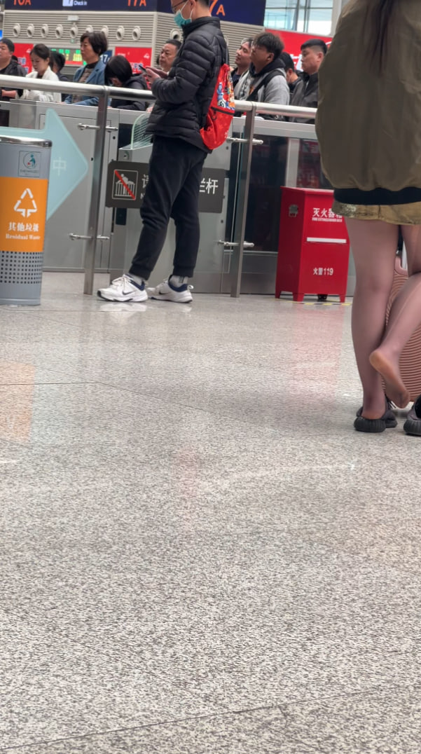 大庭广众之下
脱鞋
黑丝
脚底