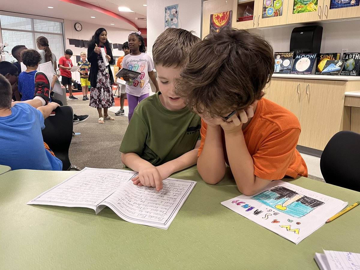 GinaFreemanLISD's tweet photo. Our 3rd grade @CarolNorthES #Navigators have been working hard fine tuning their 1st personal narrative pieces of the year! These #SmartCookies are doing an excellent job COMMUNICATING & COLLABORATING as they share personal moments & celebrate one another! ππβ€οΈ @LeanderISD https://t.co/8q2HIHtKPo