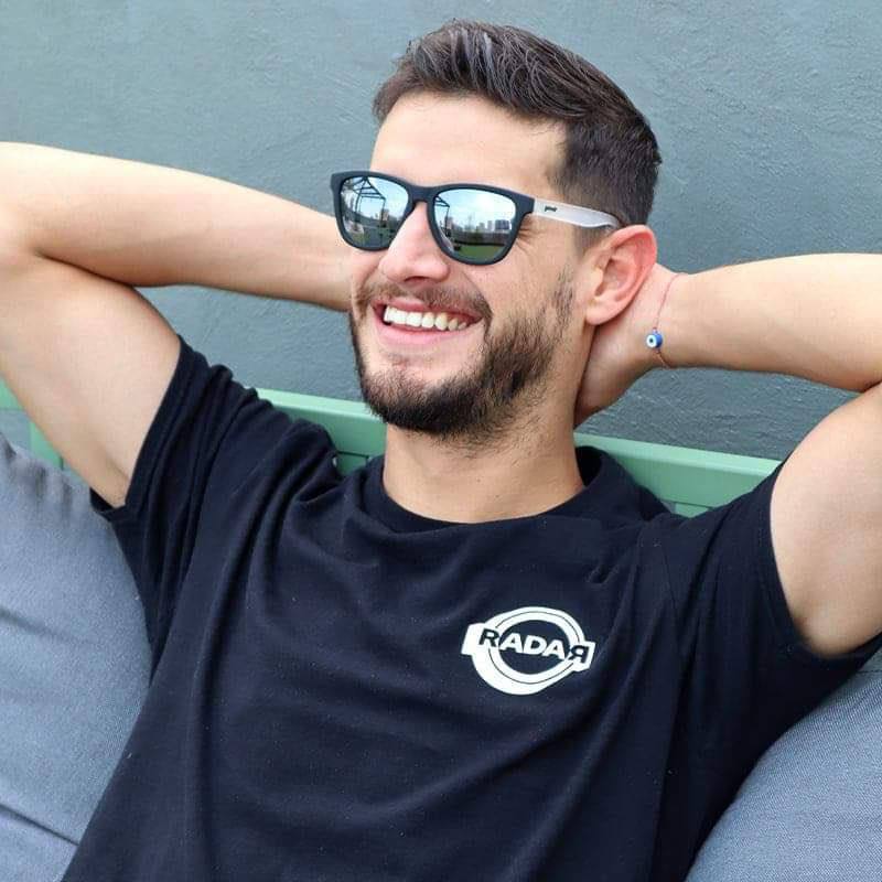 El patrón bien tranquilo en su casa, y toda la generacion de cristal y la televisora los siguen mencionando, y asi se atreven a decir que el no era el del rating, por eso y mas #AdrianGanador