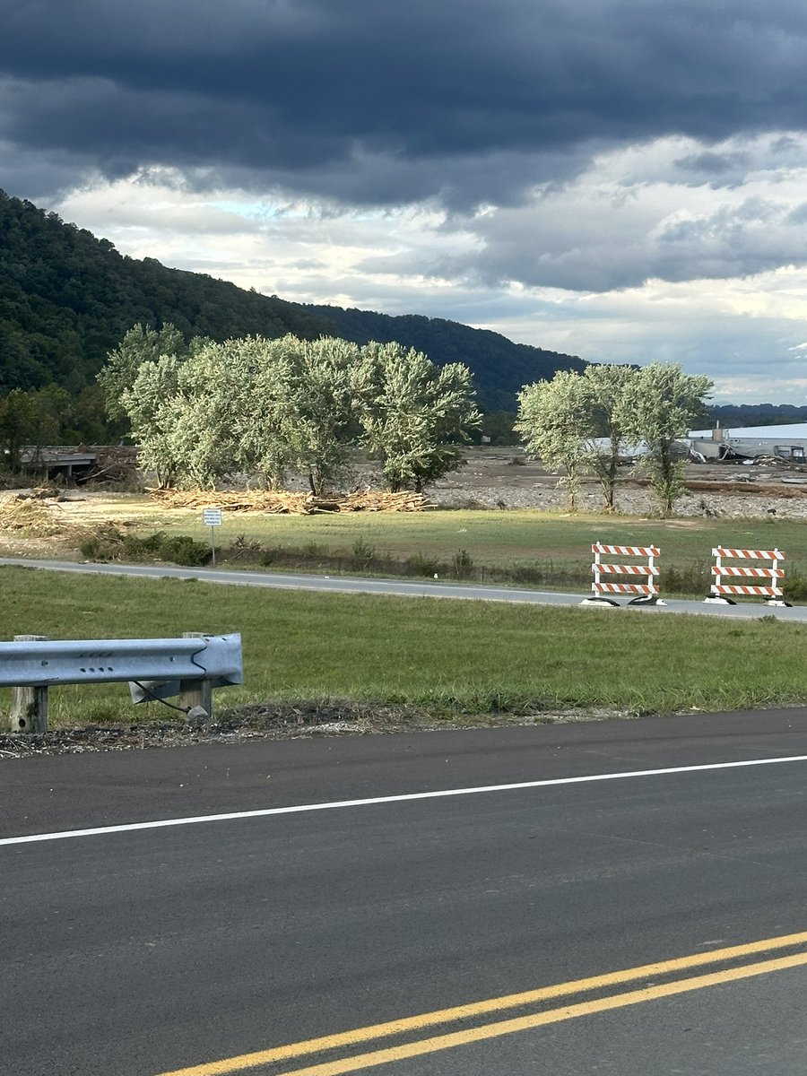 mysitc_celtic81's tweet photo. My lil slice of the world is gone, was through Thursday night heading home. Sending prayers to those dealing w/ the aftermath of this https://t.co/q2wK8my7Zl heart breaks for my community that I grew up in and those in western North Carolina. #ErwinStrong #HuracanHelene https://t.co/kTbn1eqjtd