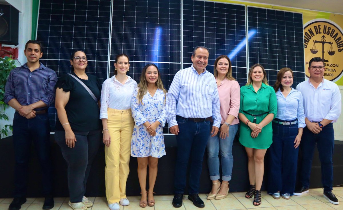AurelioOrlandoC's tweet photo. Hoy en el lanzamiento de #HogarSolar, una iniciativa del H. Ayuntamiento de Hermosillo que acerca las energías renovables a todos los hogares. !Ahorra en tu recibo de luz y cuida el medio ambiente! Consulta aquí: https://t.co/Fro6Dw86HY https://t.co/sI51zrRNnB