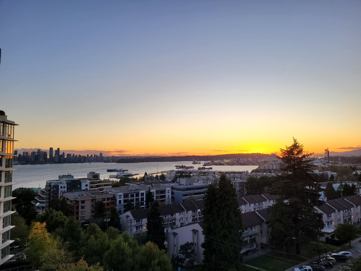 GOOD NIGHT WORLD 🌎 
Maybe the last September 
sunset
from North Vancouver B.C. 
Beautiful day on the coast.