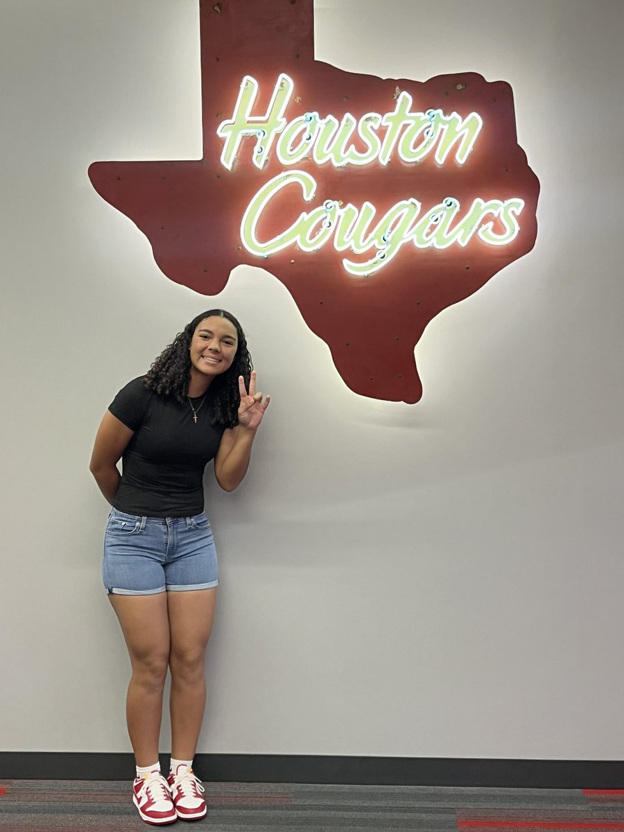 2026TaylorDay's tweet image. A HUGE Thank You to @UHCougarSB & @Coach_Ves @nadiataylor88 @hopetraut & Coach Barrett for showing me & @Zena_Edwards08 love on our visit this weekend! I had an amazing time & got to meet the legend @Carl_Lewis #GoCoogs  #uncommitted 
@prospectwireSB @softbalAmerica
@SBRRetweets…
