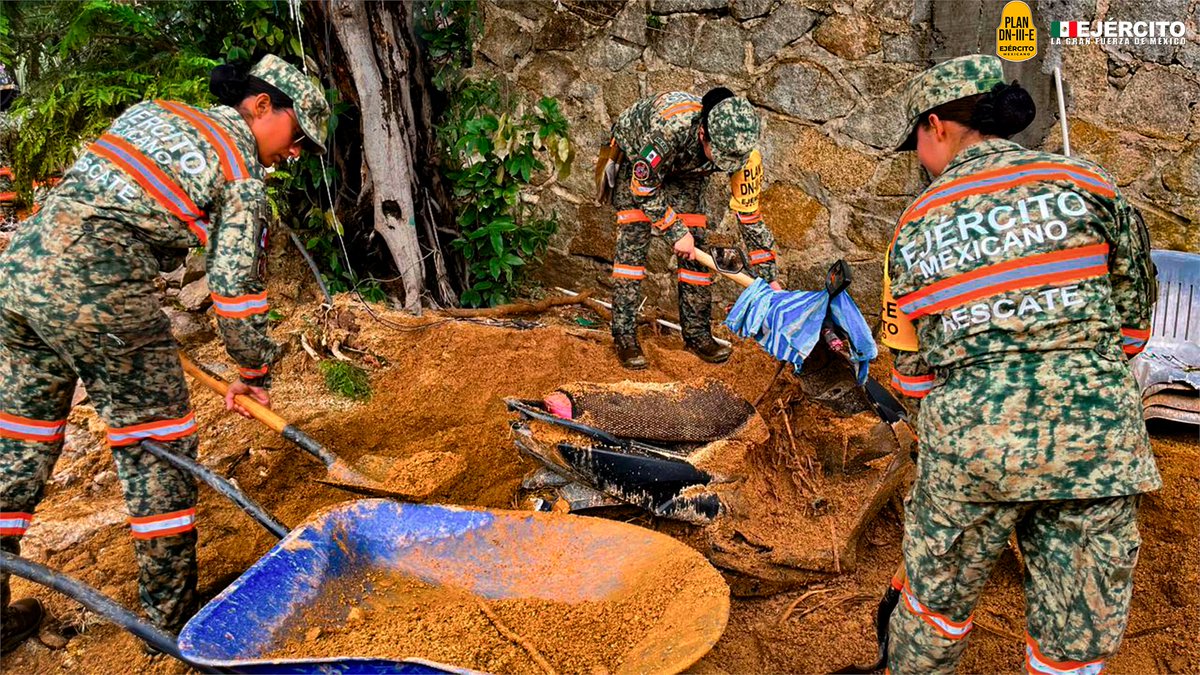 Defensamx1's tweet photo. ¡El deber nos llama, la voluntad nos guía, salvar vidas nos motiva!

Aplicando el #PlanDNIIIE en su fase de auxilio, con la remoción de lodos y escombros en diferentes puntos de #Acapulco afectados por el #HúracanJhon

#PorTi #UnidosSomosLaGranFuerzaDeMéxico
#27ZonaMilitar #Guerrero #ServirAMéxico