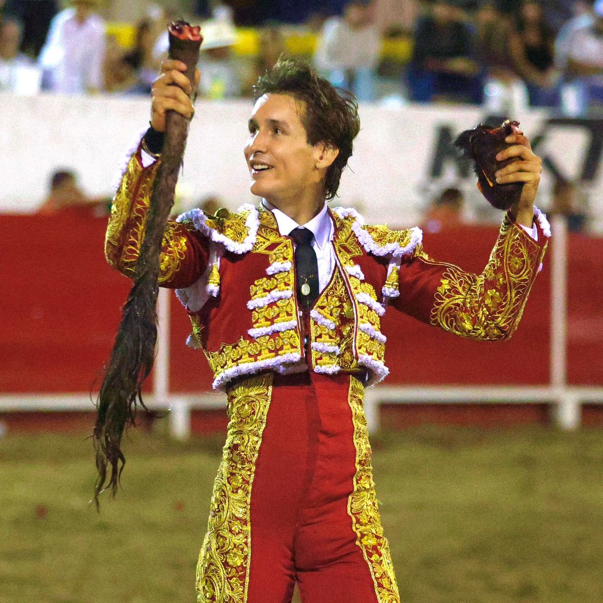 <a href="/GilioArturo/">Arturo Gilio</a> indulta al toro Médico de la ganadería de Chinampas en Yahualica <a href="/ntrtoros/">NTR Toros</a> <a href="/memo_leal/">Guillermo Leal</a> <a href="/TaurinosEnCoah/">Taurinos en Coahuila</a> <a href="/portaltaurino/">Portal Taurino</a> <a href="/eltoreroazteca/">juanantoniohernandez</a>
