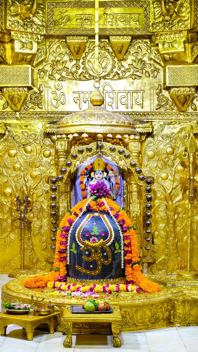 श्री सोमनाथ महादेव मंदिर,
प्रथम ज्योतिर्लिंग - गुजरात (सौराष्ट्र)
दिनांकः 30 सितम्बर 2024, भाद्रपद कृष्ण त्रयोदशी(मासिक शिवरात्रि) - सोमवार
प्रातः श्रृंगार
09245433
#somnath #mahadev #shivji
#bhakti #somnathlivedarshan #somnathtemple