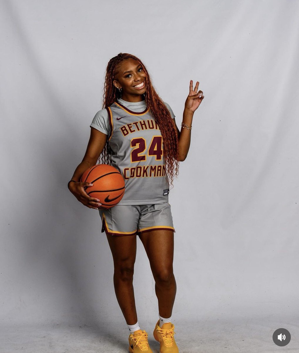 Alyssa_C_Green's tweet photo. The countdown begins to 🏀szn #hailwildcats https://t.co/cl7PdRDI5T