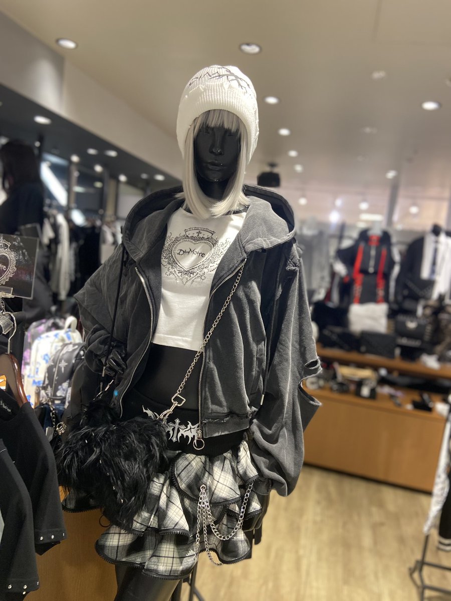 travas_yokohama's tweet photo. TRAVAS横浜店　Openしております！

11:00〜21:00

パーカーやデニムパンツ等秋冬で使いやすいアイテム多数ございます！

本日もスタッフみんなでお待ちしてます！ https://t.co/DkgruV6GVC